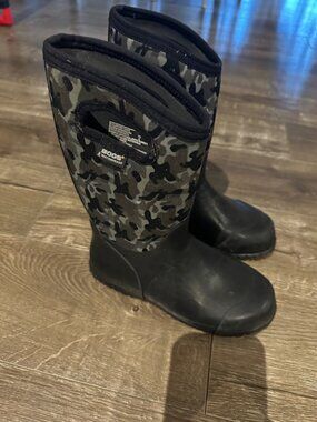 Bogs boots size 4 youth